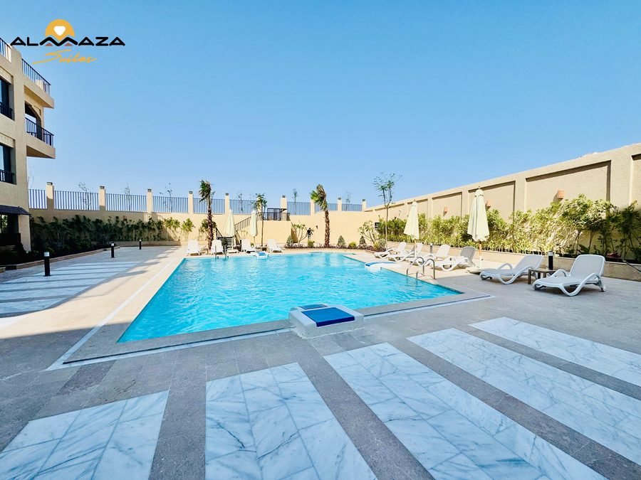 Almaza Suites — bazén po celej dĺžke