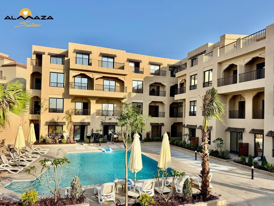 Almaza Suites — terasa so slnečníkmi