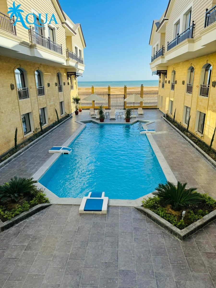 Aqua Blue Bay — bazén medzi domami, za nimi more
