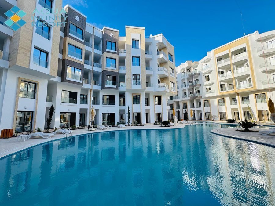 Aqua Infinity Resort — bazén po celej dĺžke