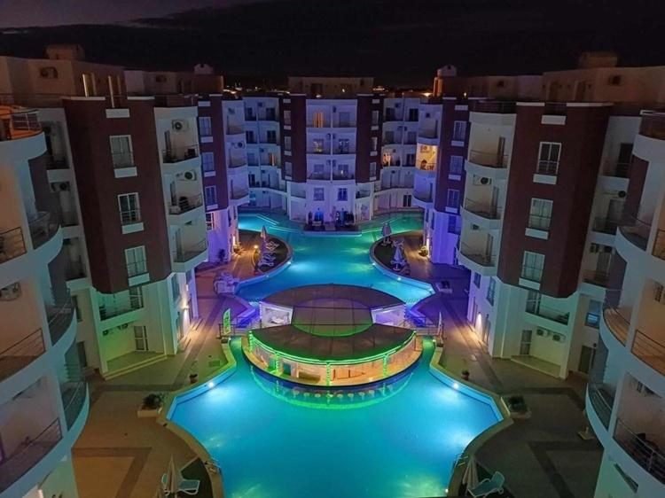 Aqua Palms Resort — nasvietený bazén v noci