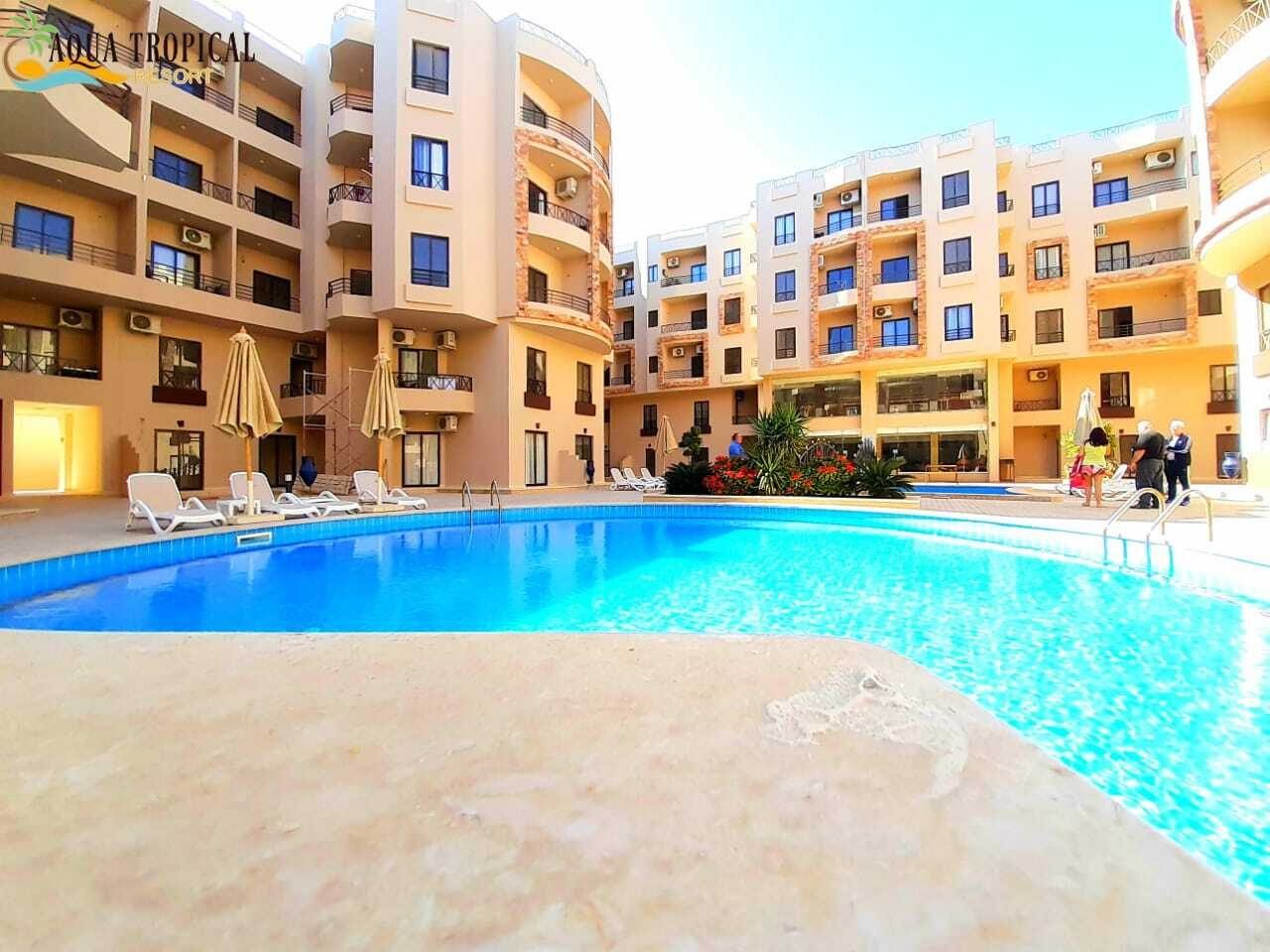 Lehátka a slunečníky u bazénu v Aqua Tropical Resort, Hurghada