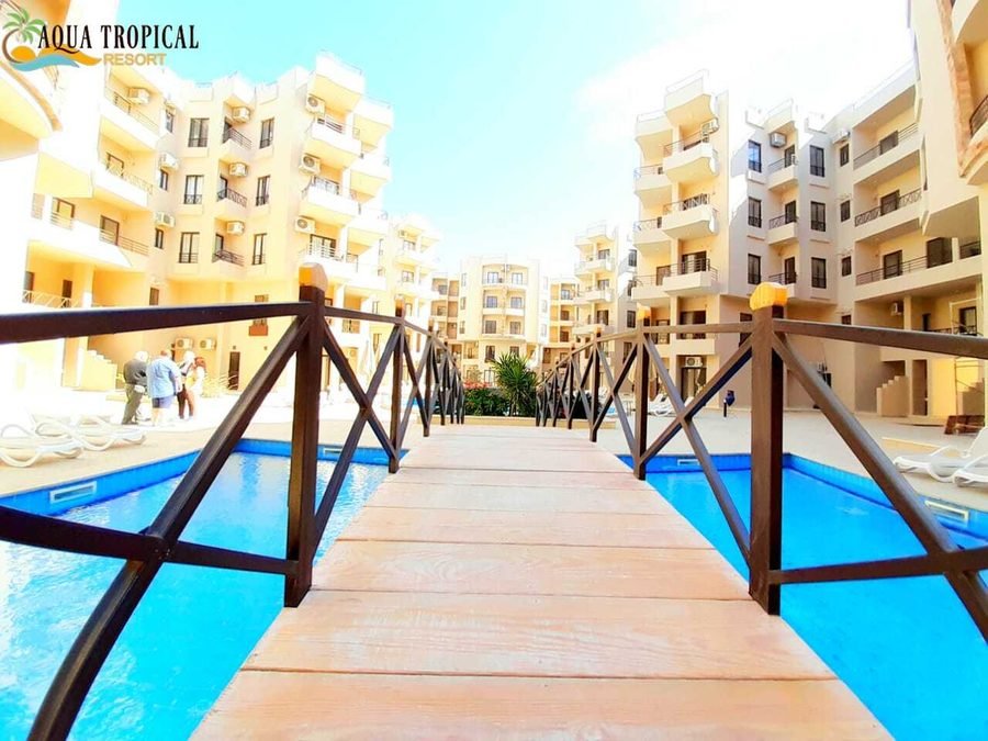 Aqua Tropical Resort — drevená lávka cez bazén