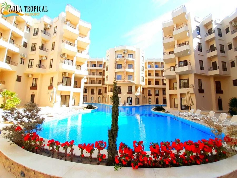 Bazén a osadené terasy v Aqua Tropical Resort, Hurghada