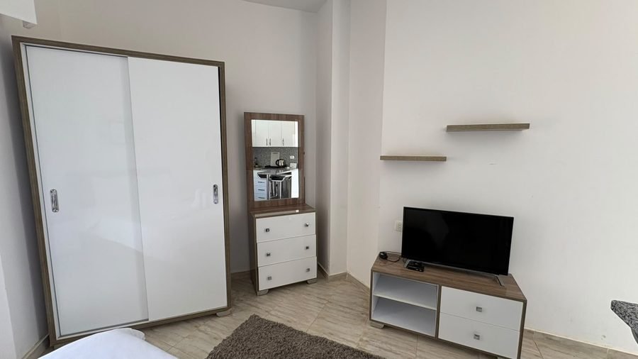 Studio v Aqua Palms — skříň a TV stolek