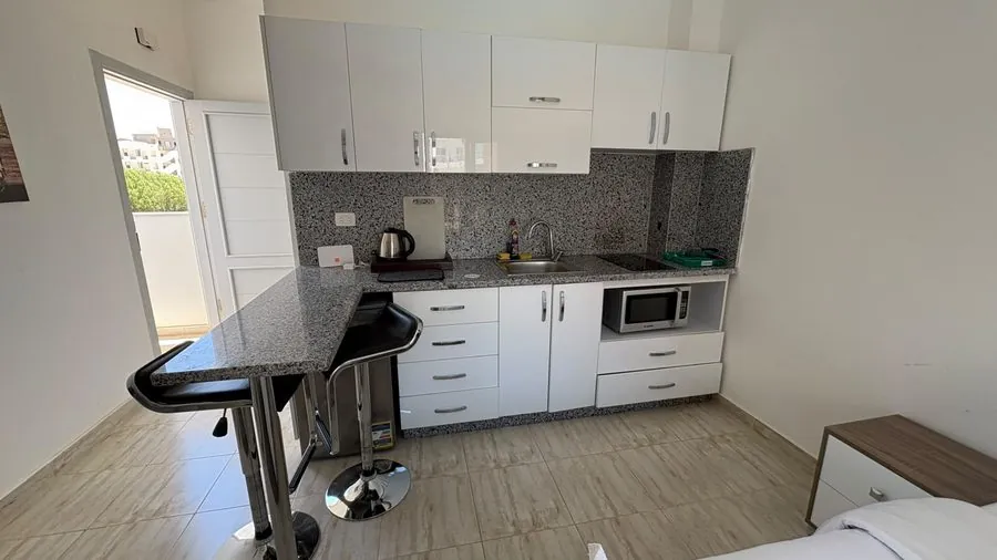 Studio Palms — kitchenette with breakfast bar